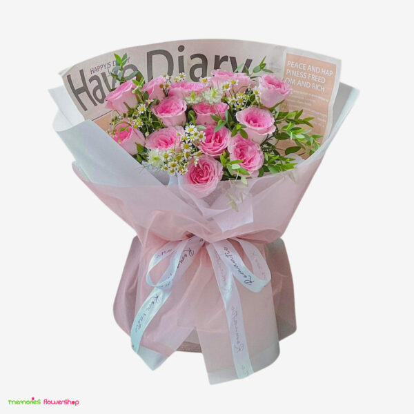 Ramo "AMBRISSE" - Rosas rosadas de Ecuador, feverfew y eucalipto - Florería en El Salvador