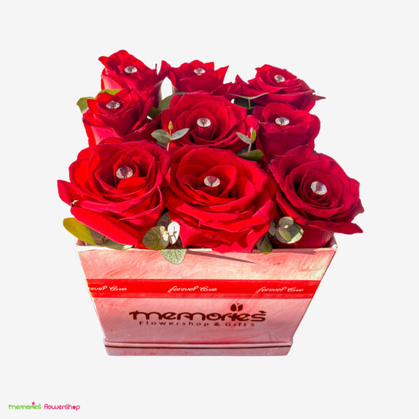 Arreglo Cristales de amor - 9 rosas de Ecuador con decoración de cristales y eucalipto en base fina - Florería premium El Salvador