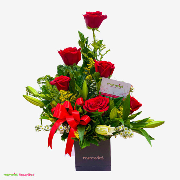 Arreglo floral EMMA - Rosas rojas y lirios frescos - Florería en El Salvador