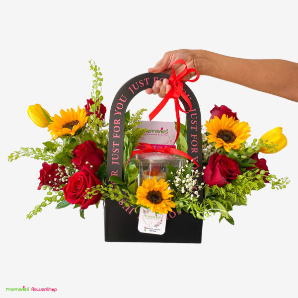 Arreglo floral LUXE AMANT - Rosas rojas, girasoles y tulipanes con vela aromática - Regalo premium El Salvador